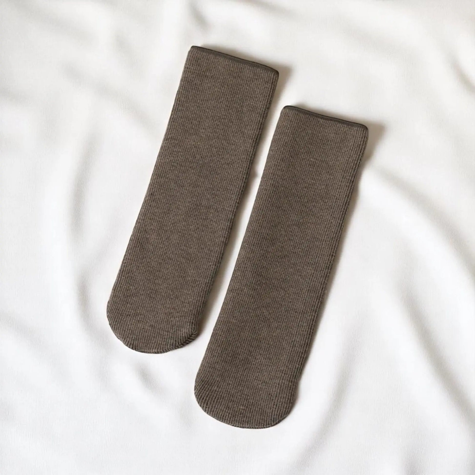 Paire de chaussettes marron foncé pour homme, tissu côtelé.
