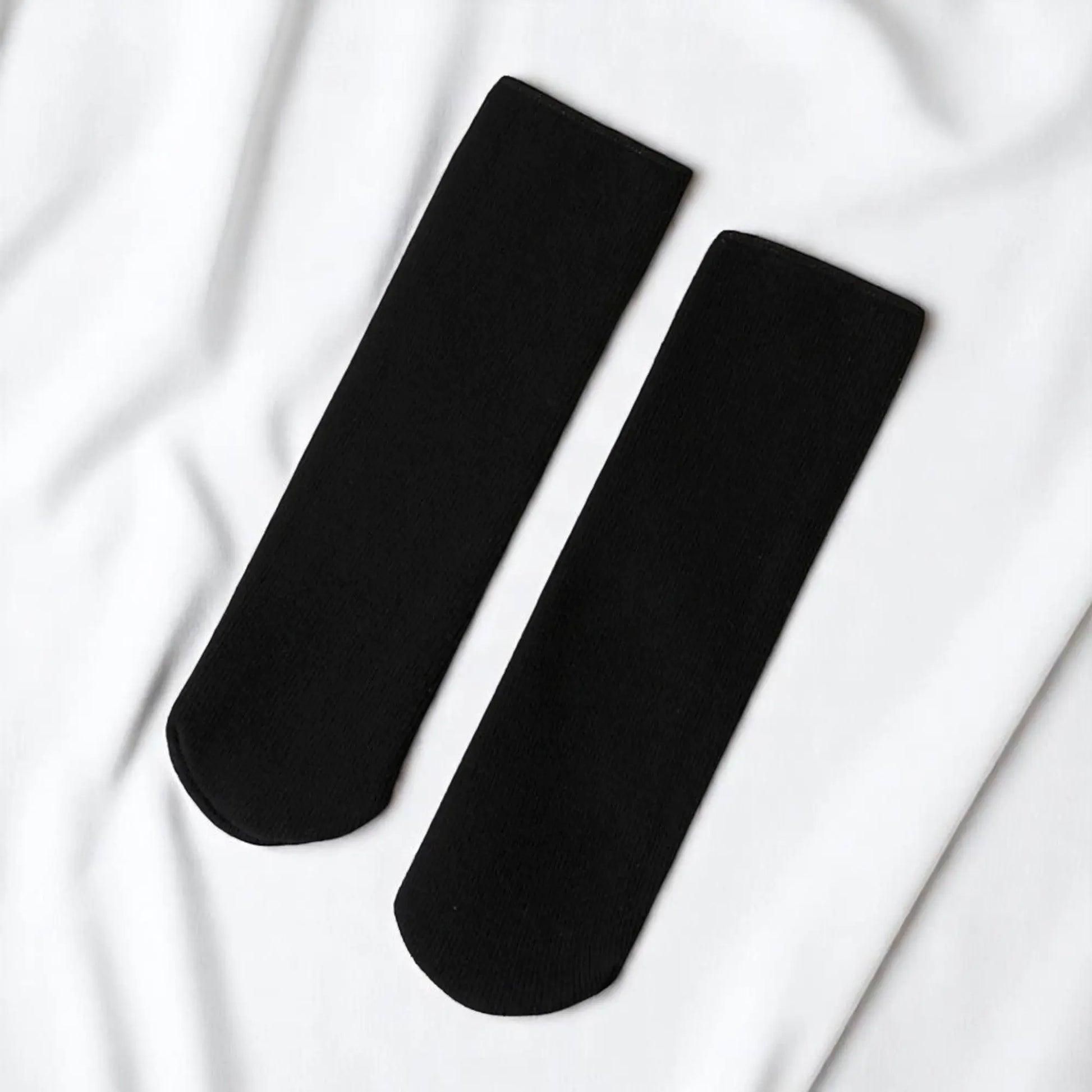 Paire de chaussettes d'hiver noires pour homme, chaleur et style.