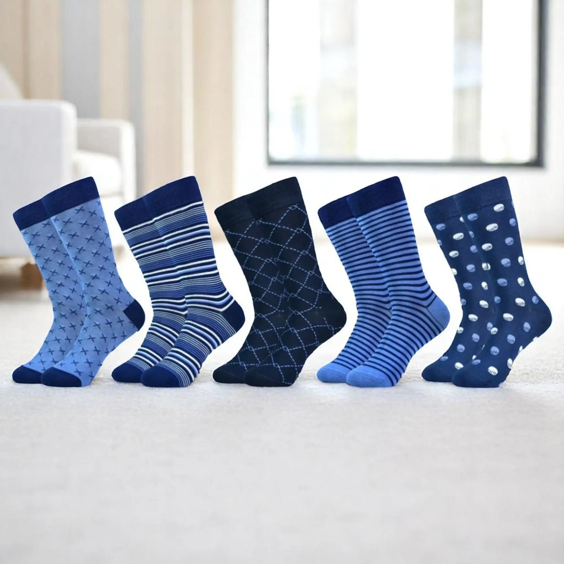 Ensemble de chaussettes homme bleu à rayures et pois pour un look original.