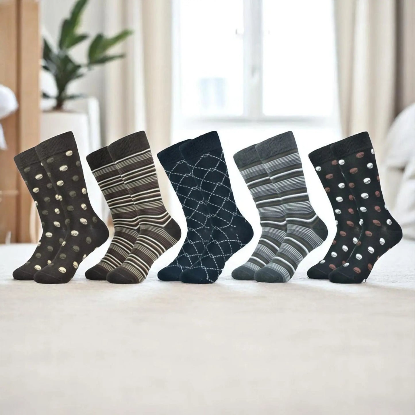 Lot de chaussettes homme à motifs fantaisie dans des tons foncés élégants.