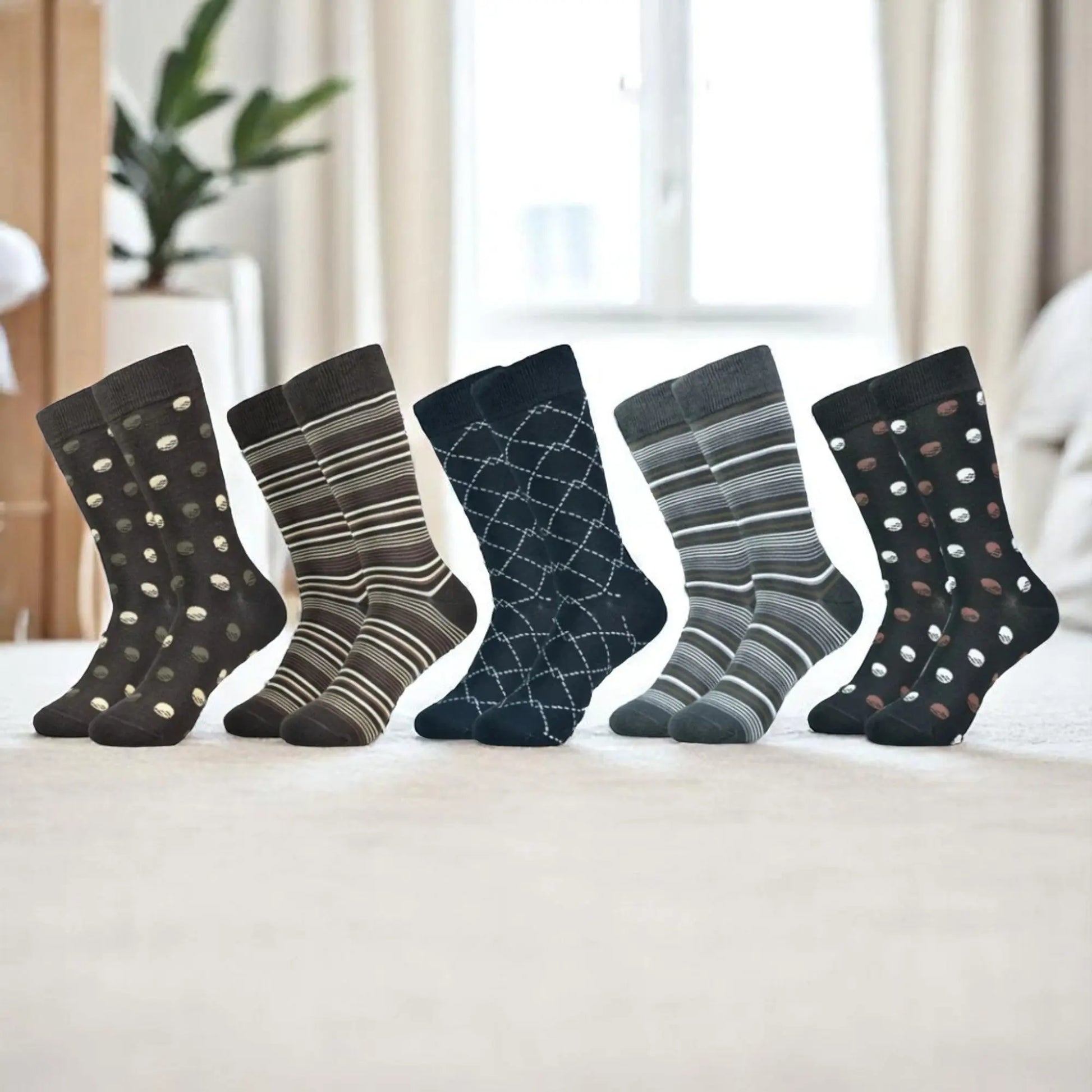 Lot de chaussettes homme à motifs fantaisie dans des tons foncés élégants.