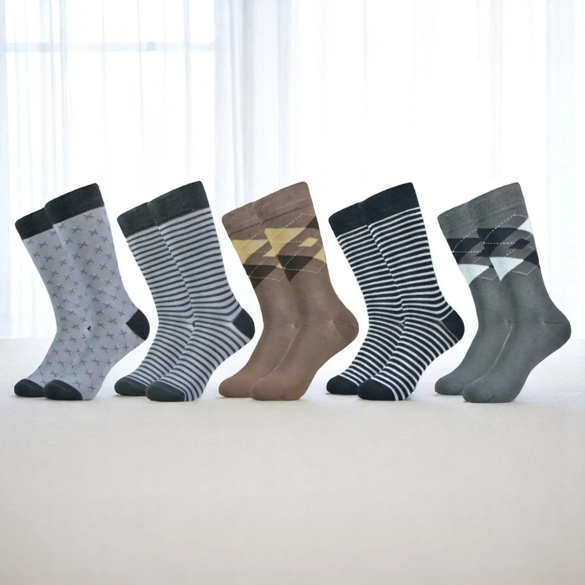 Chaussettes pour homme à motifs géométriques dans des teintes douces et variées.