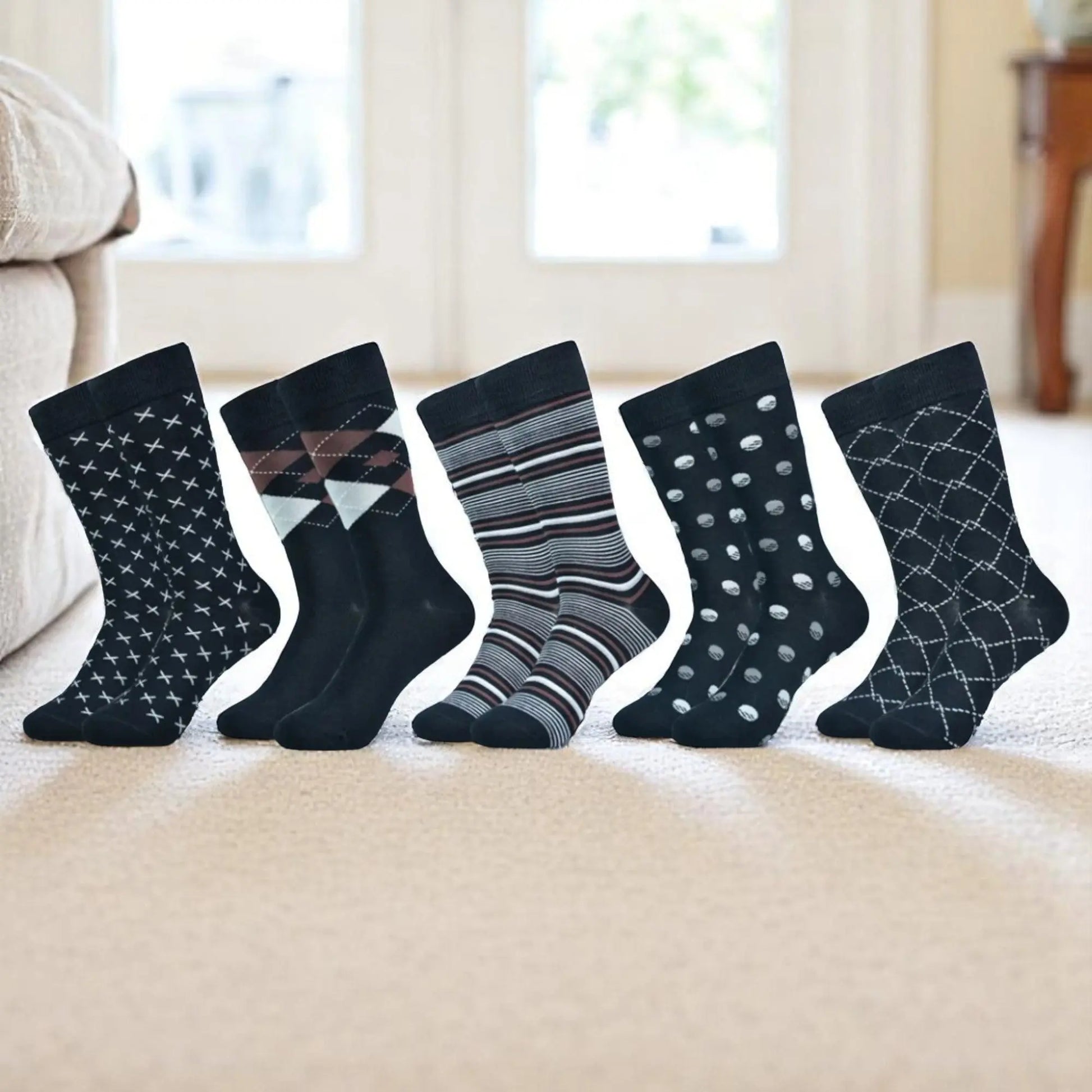 Pack de chaussettes homme noires avec rayures et motifs graphiques.