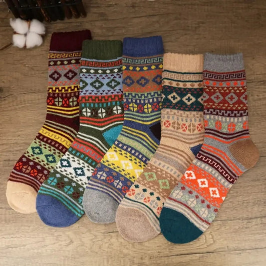 Chaussettes d’hiver pour homme avec motifs colorés, en laine douce et respirante.