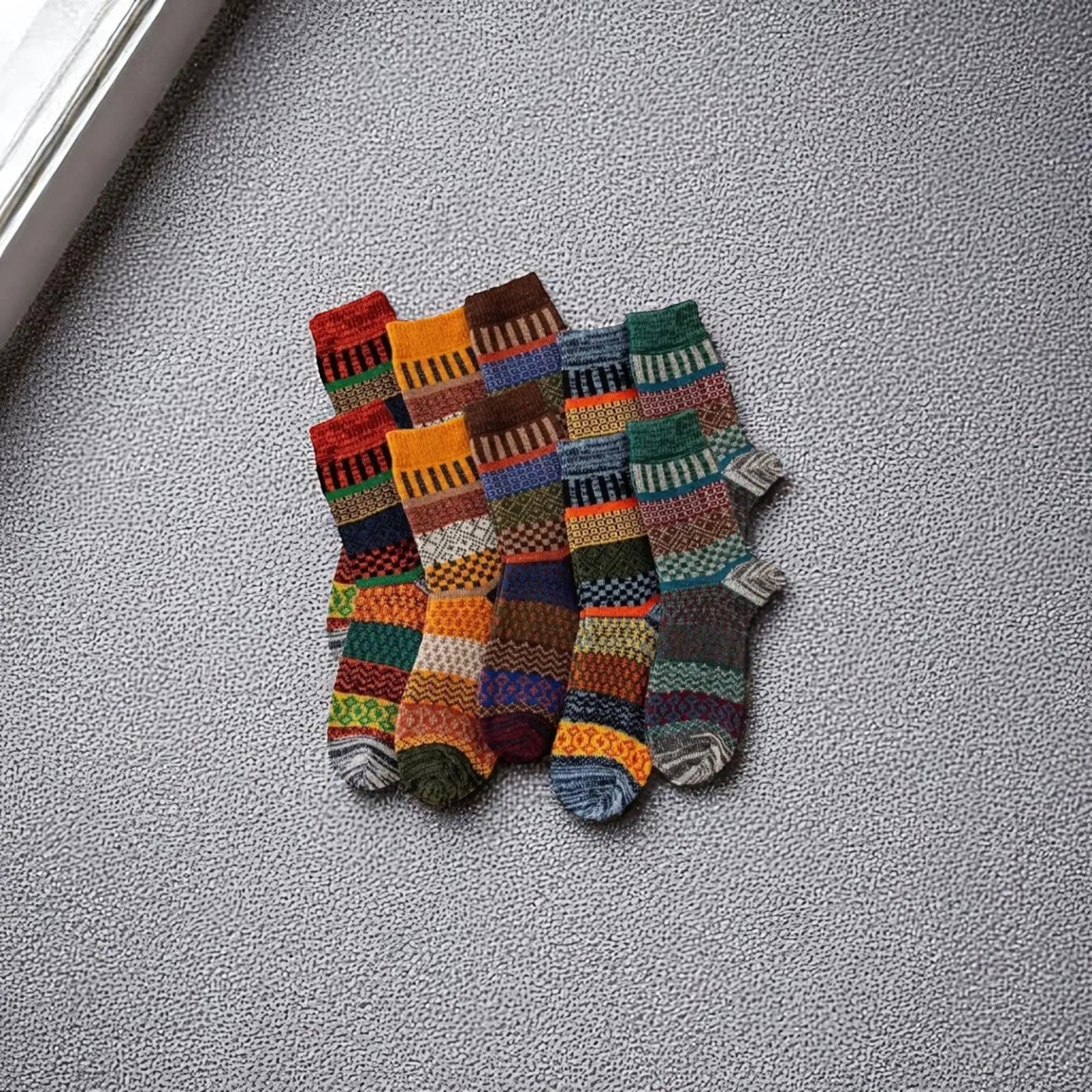 Lot de 10 chaussettes en laine colorées pour homme – style patchwork rétro.