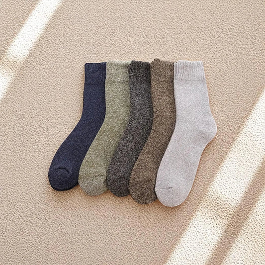Assortiment chaussettes homme en laine couleurs classiques hiver.