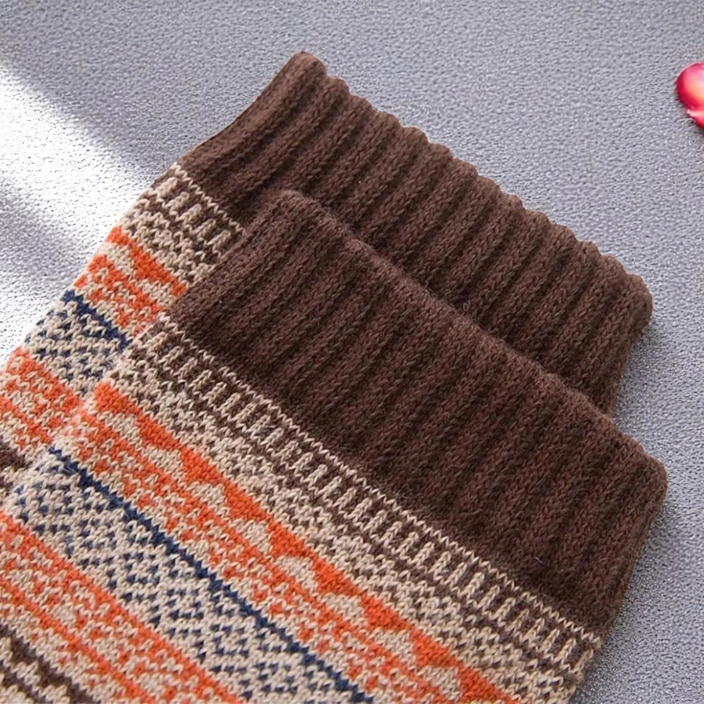 Zoom sur les motifs jacquard des chaussettes en laine homme.