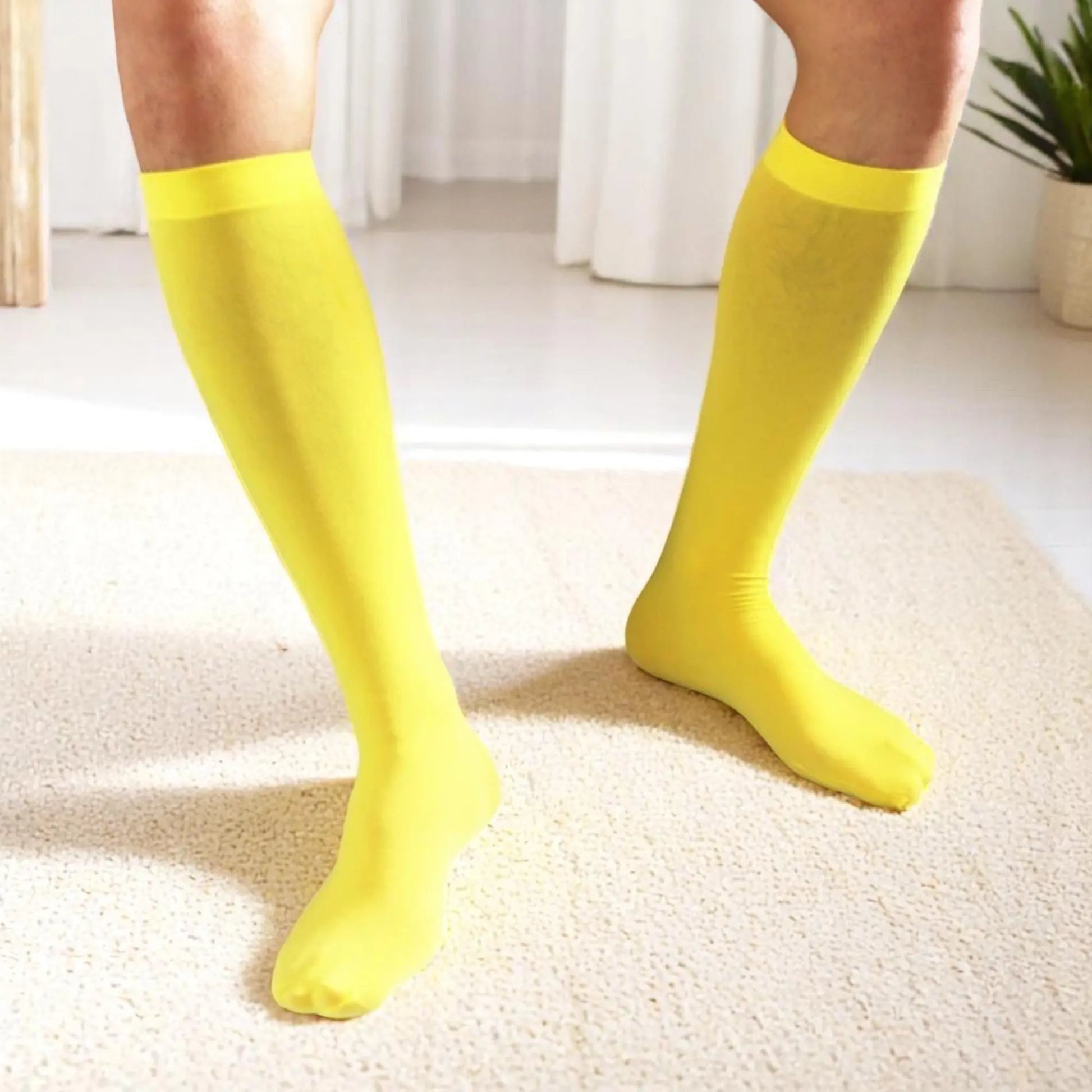 Chaussettes jaunes hautes pour homme anti-irritation.