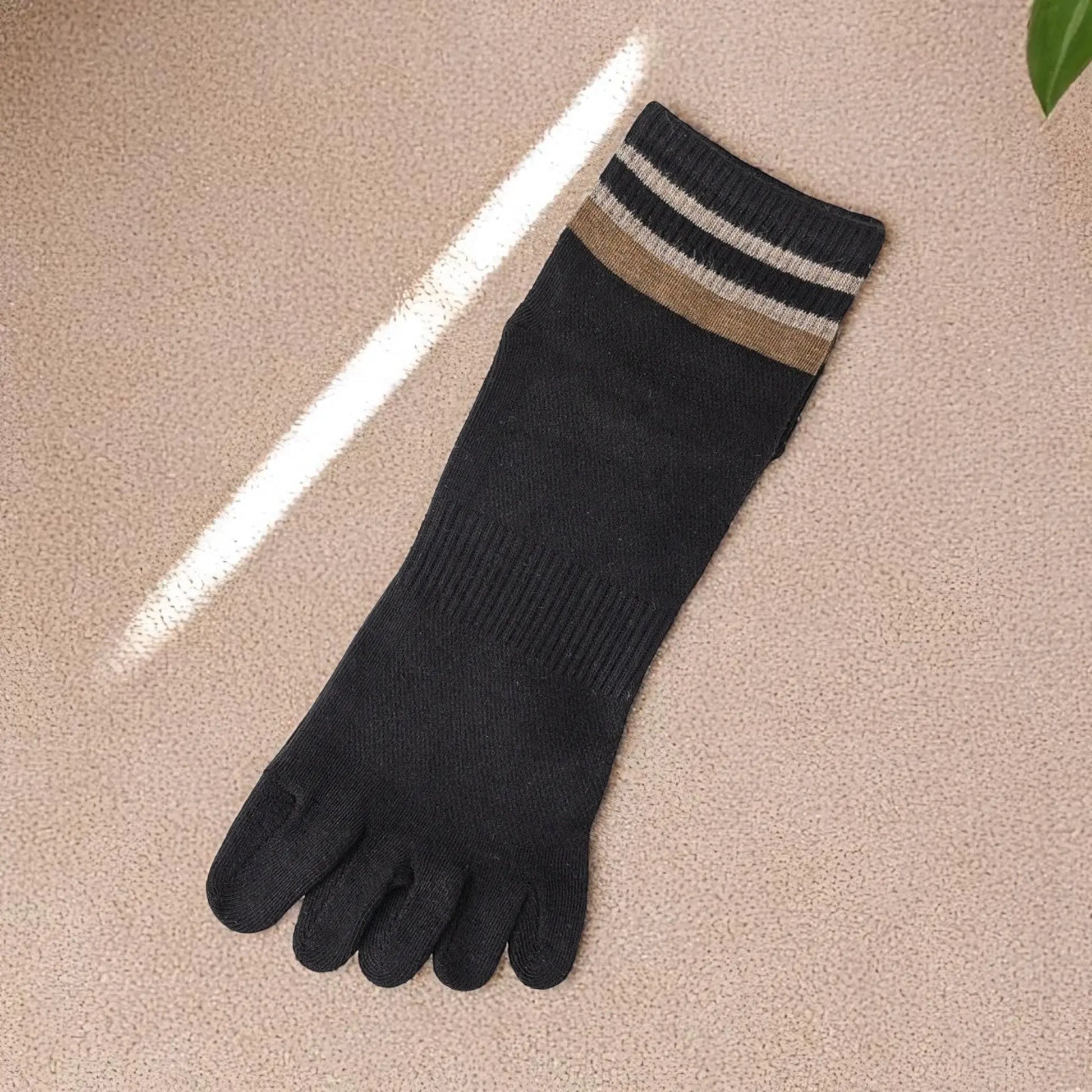 Chaussettes noires avec séparateurs d’orteils pour homme, look sobre et confort renforcé.