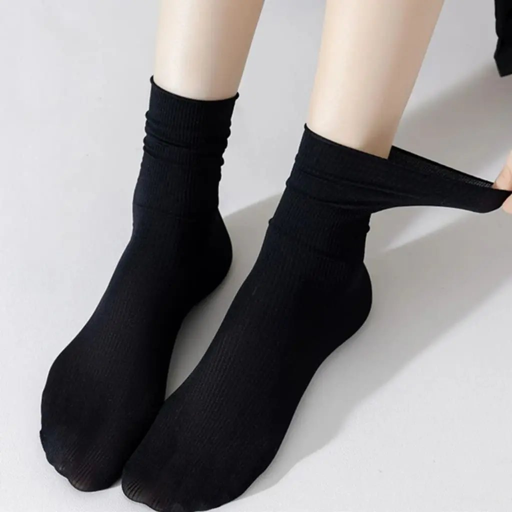 Chaussettes noires femme extensibles, offrant un confort souple et respirant au quotidien.