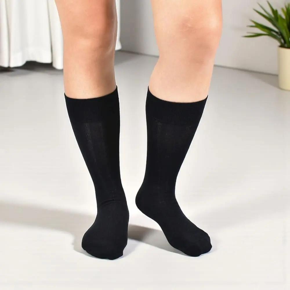 Chaussettes noires pour homme, coupe ajustée et tissu respirant pour un confort optimal.