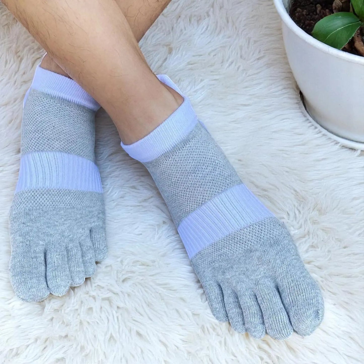 Paire de chaussettes homme grises à doigts séparés.