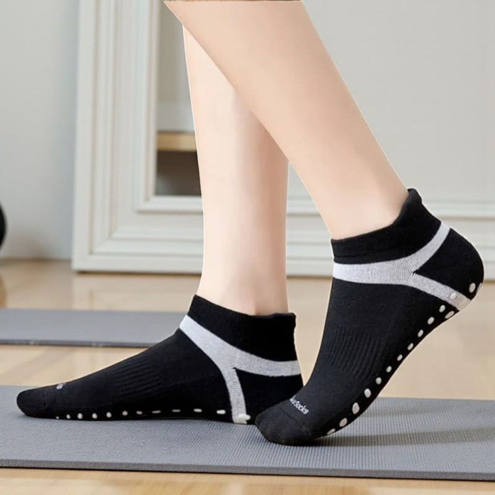 Chaussettes Pilates pour femme noir et blanc, confortables et antidérapantes.