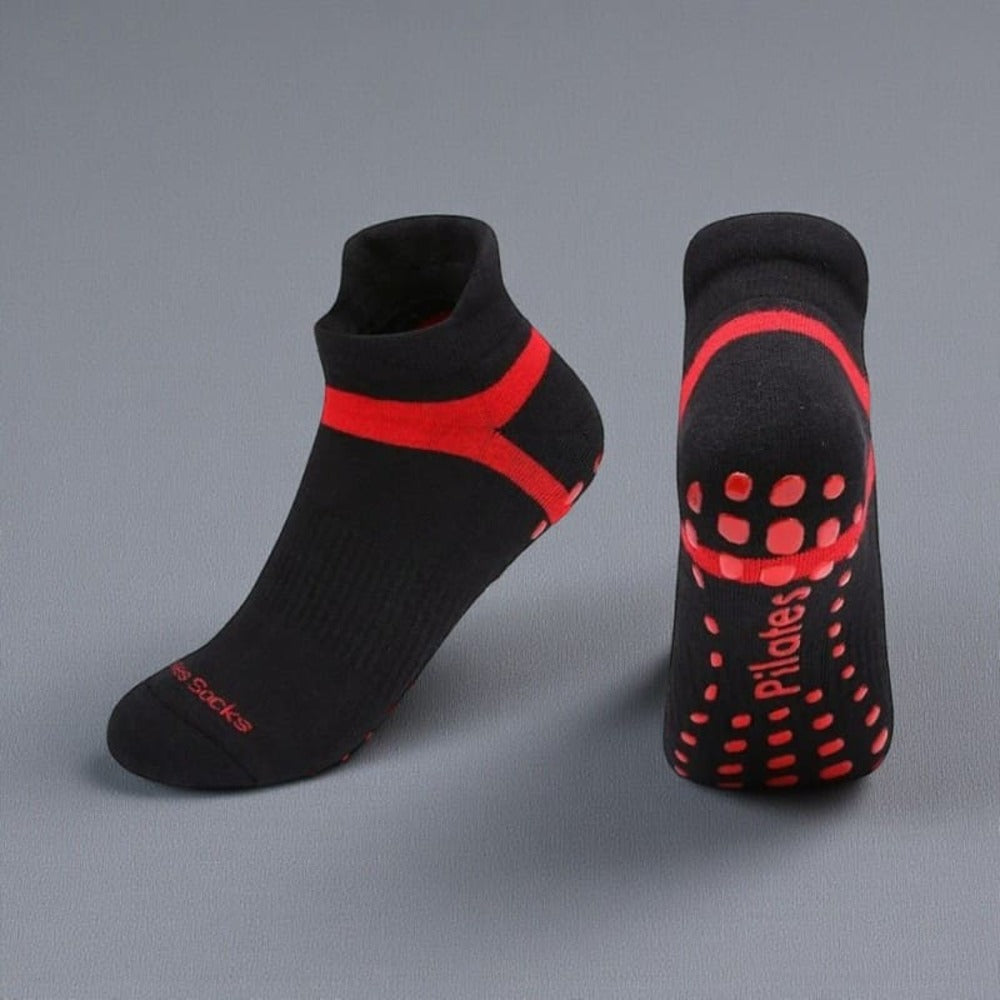 Chaussettes Pilates noir et rouge avec semelle antidérapante pour une meilleure stabilité.