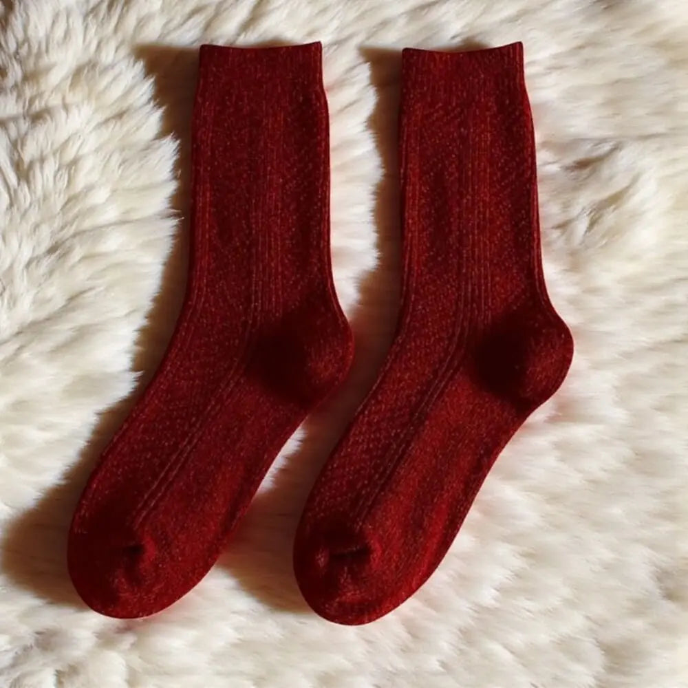 Paire de chaussettes rouges femme rouge rubis en ambiance cosy.