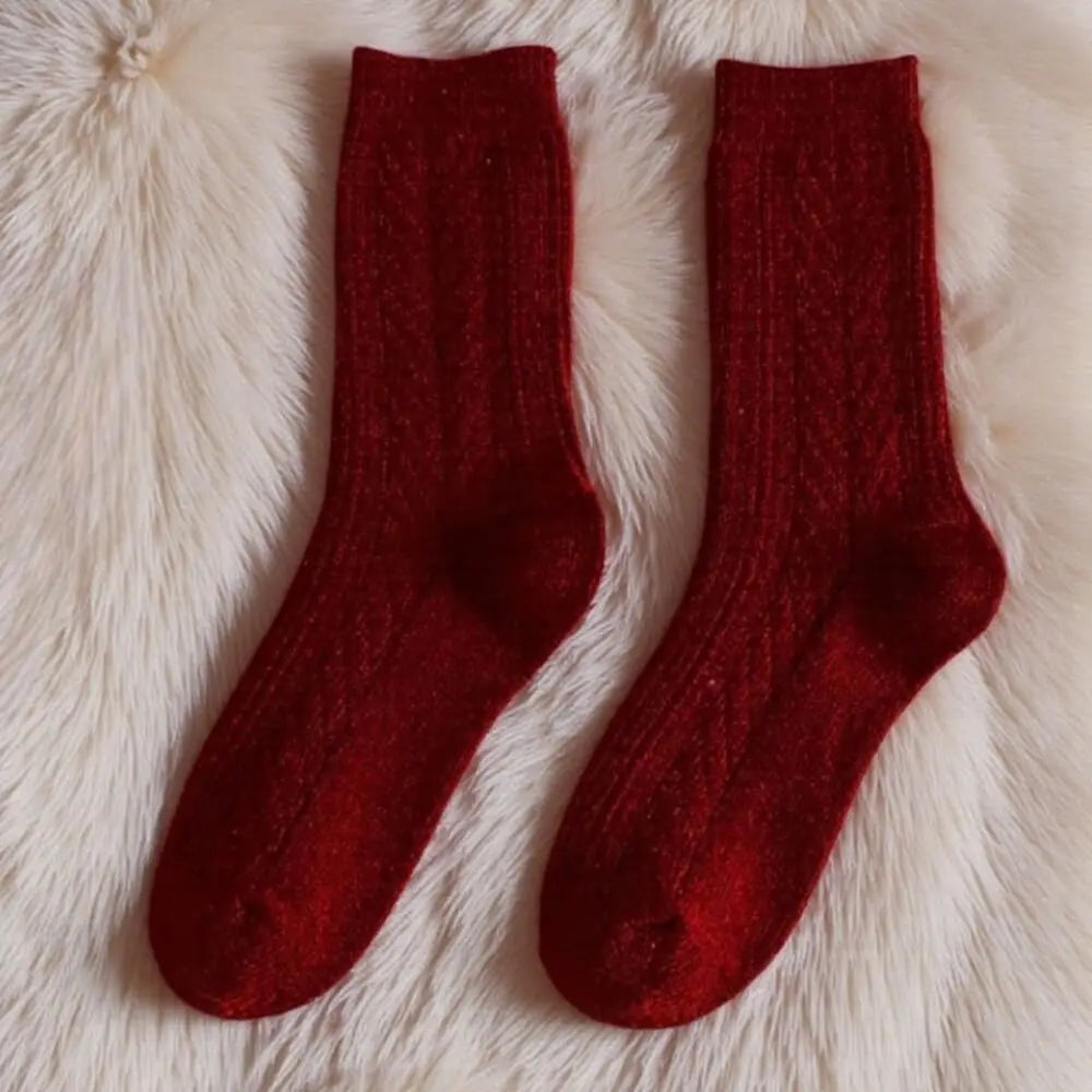 Chaussettes rouges femme maille torsadée en pose plate.