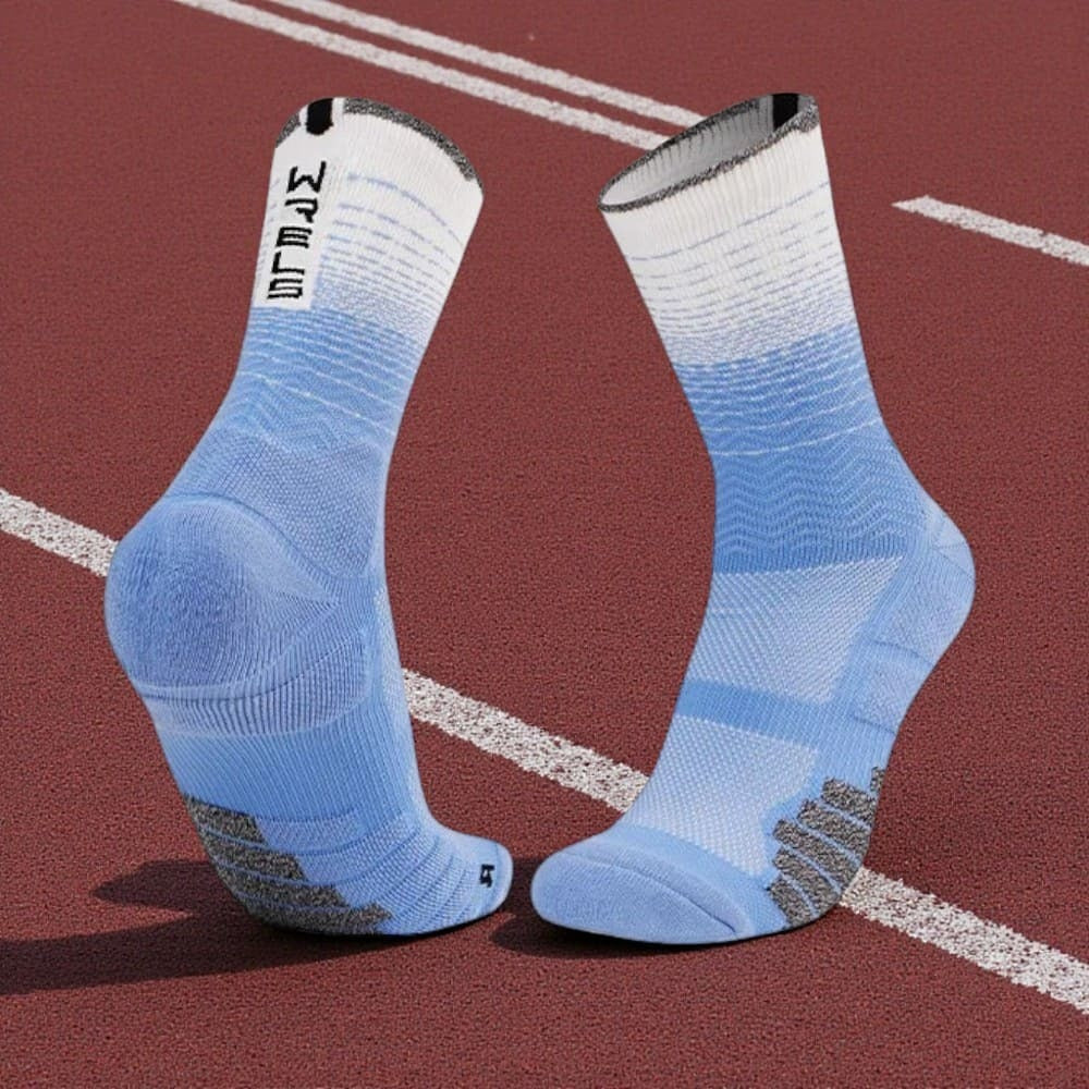 Chaussettes running bleu clair respirantes, idéales pour le running avec soutien ciblé et confort longue distance.