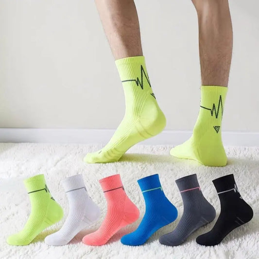 Lot de chaussettes running colorées portées pour sport et entraînement.
