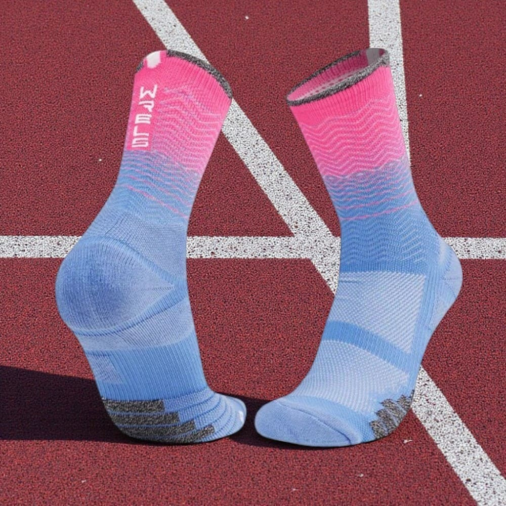 Chaussettes running rose et bleu dégradé offrant maintien, légèreté et respirabilité pour les coureurs réguliers.