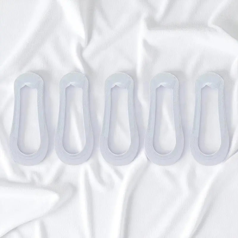 Lot de chaussettes invisibles gris clair sans couture pour femme.
