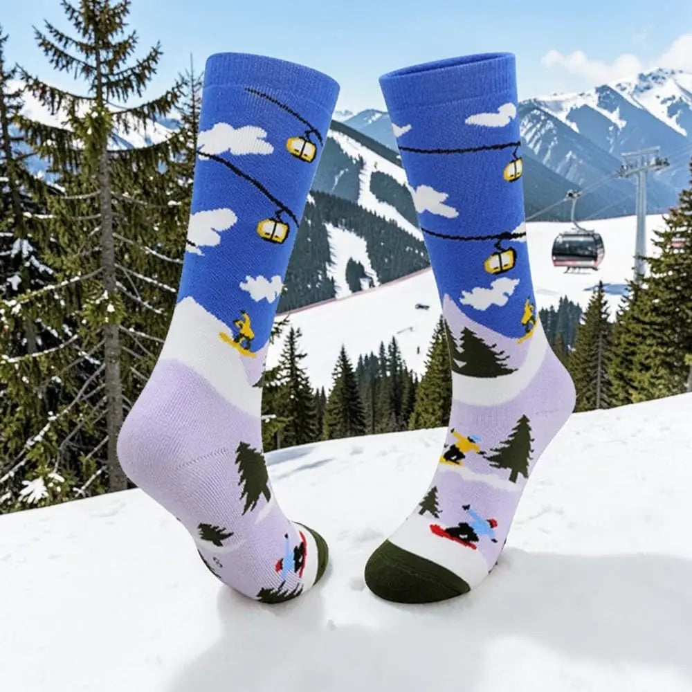 Chaussettes ski enfant motif montagne et télésiège colorée.