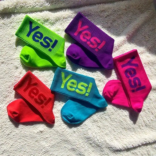 Chaussettes running multicolores respirantes adaptées à la course et au sport.