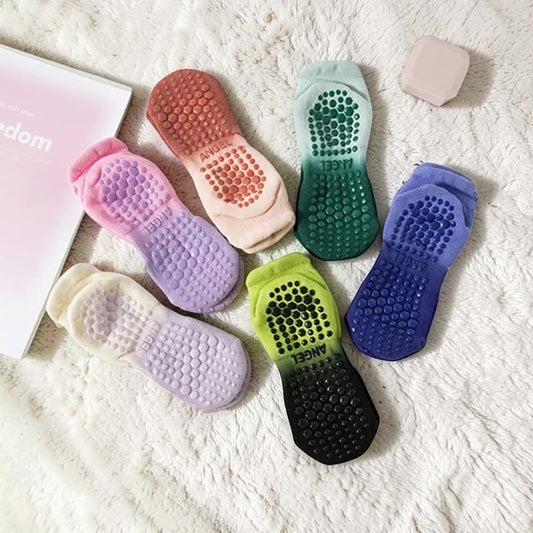 Collection chaussettes yoga antidérapantes DouxSok – tous les coloris disponibles.