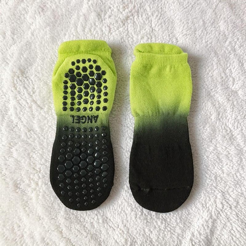 Chaussettes yoga femme dégradé vert et noir avec picots antidérapants.