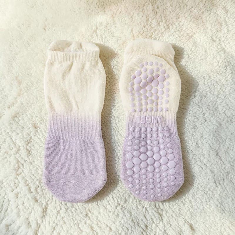 Chaussettes yoga lavande avec semelle grip – confort et maintien optimal.