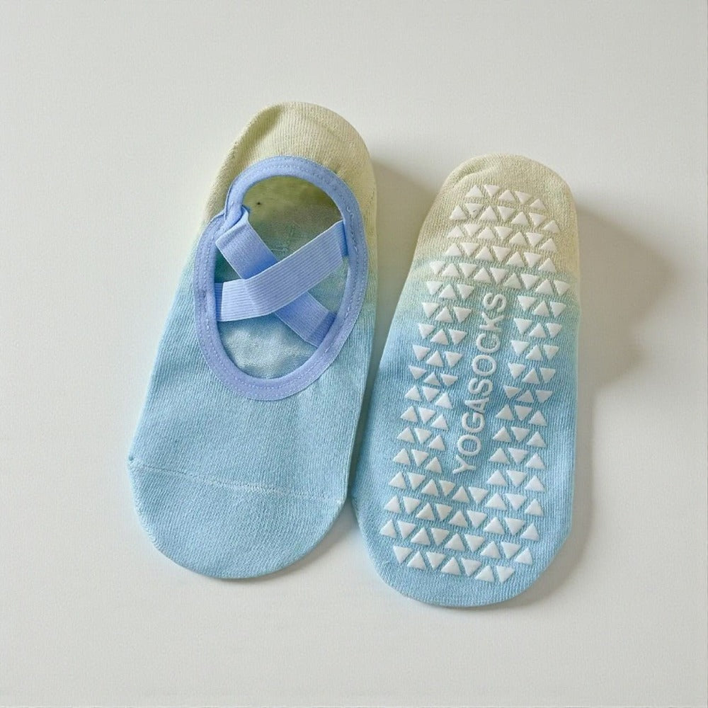 Chaussettes yoga dégradé bleu Les ZenFlex, modèle antidérapant pour yoga, pilates et barre au sol.