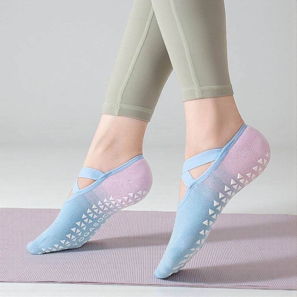 Chaussettes yoga bleu et rose Les ZenFlex, adhérence optimale pour exercices d’équilibre en studio.