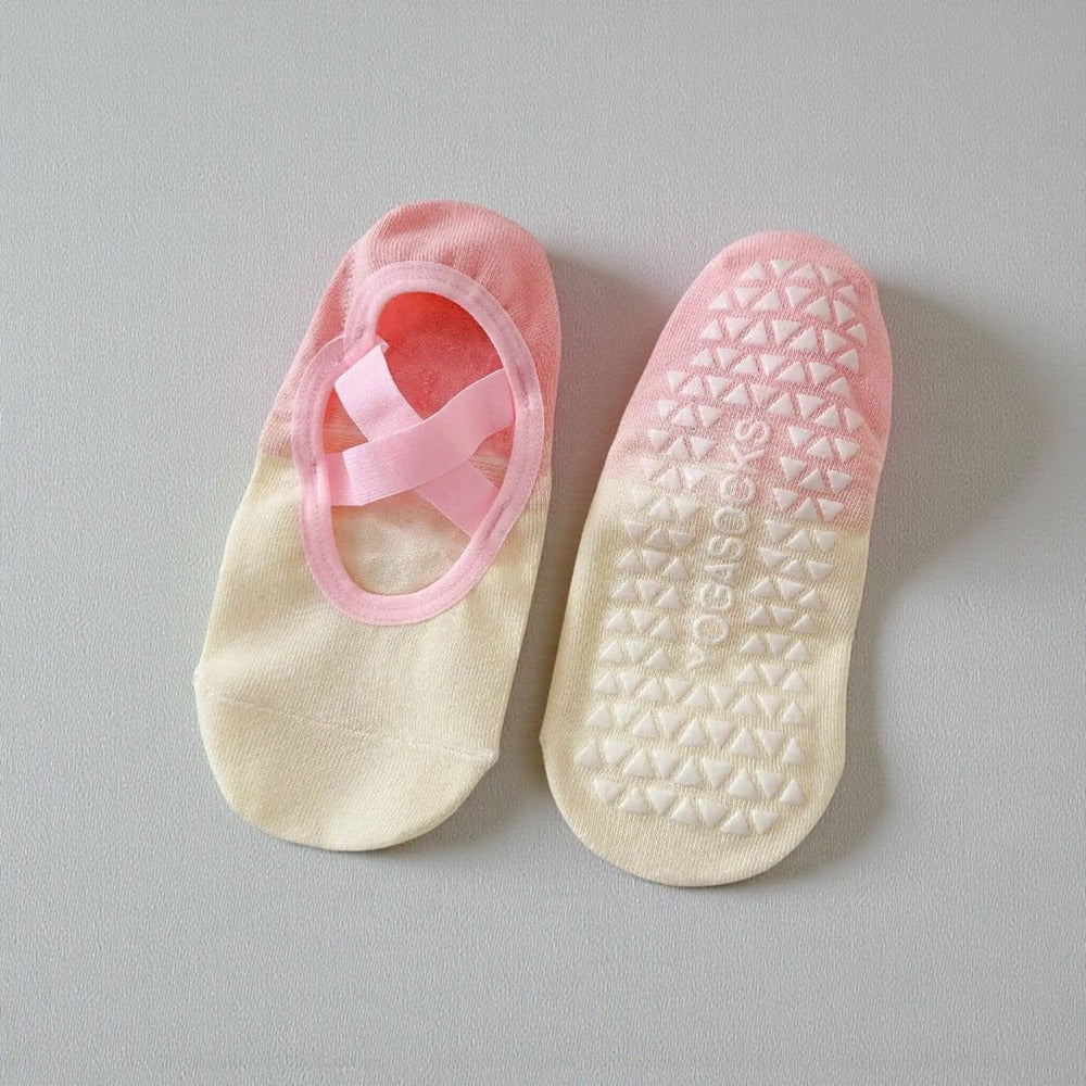 Chaussettes yoga rose pêche Les ZenFlex, modèle féminin avec semelle antidérapante et brides croisées.