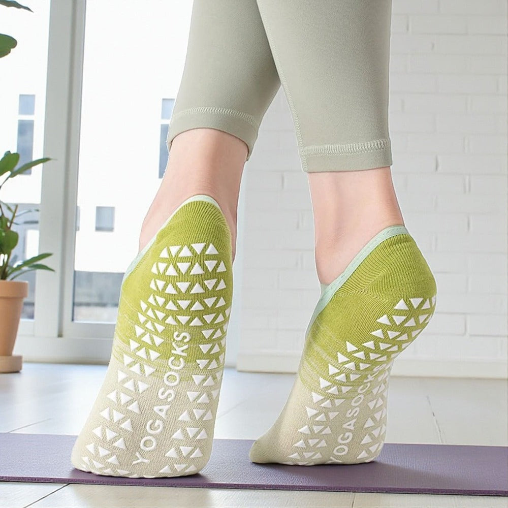 Chaussettes yoga antidérapantes vert olive Les ZenFlex, grip renforcé pour postures de yoga et pilates.