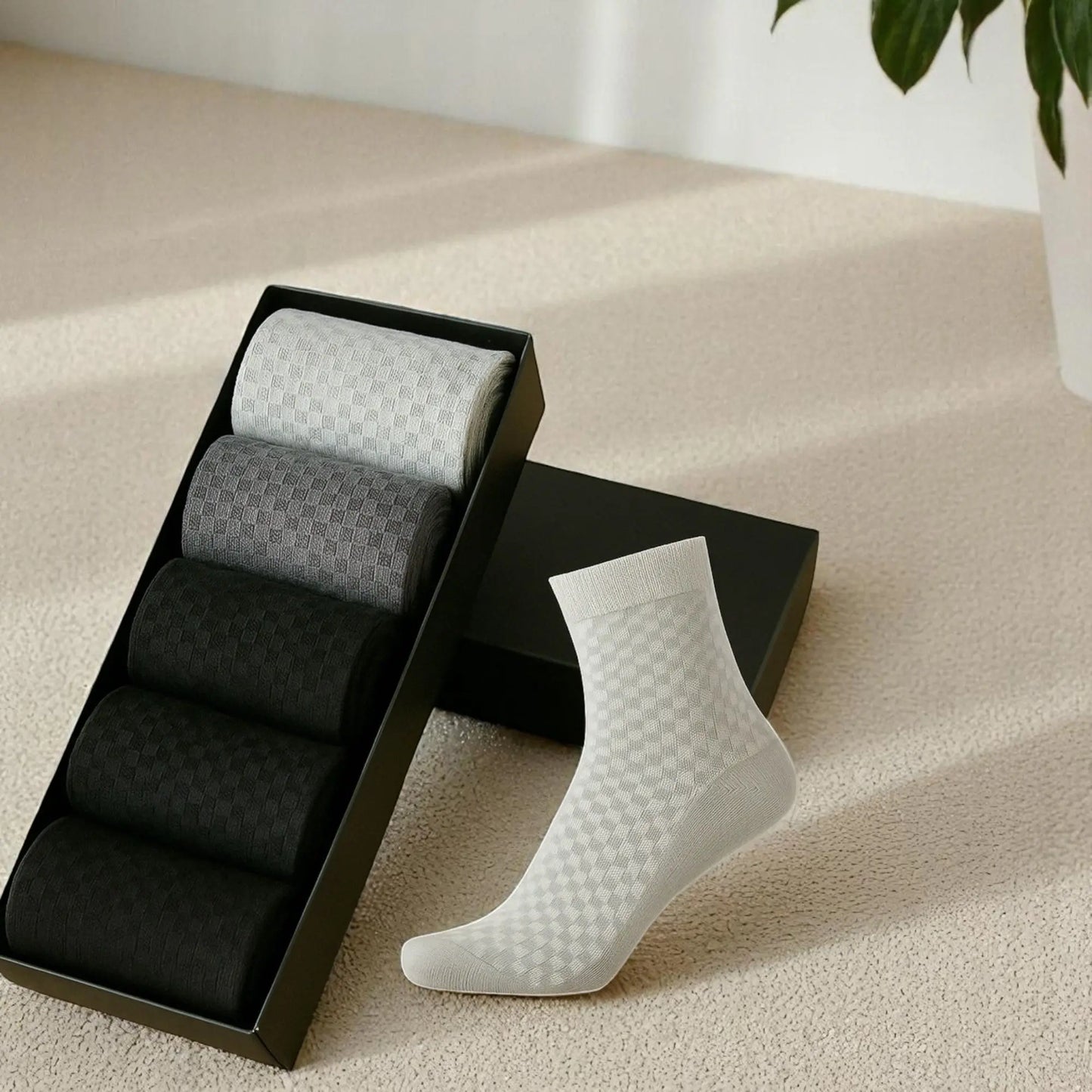 Coffret élégant de chaussettes en bambou pour homme en noir, gris et blanc.
