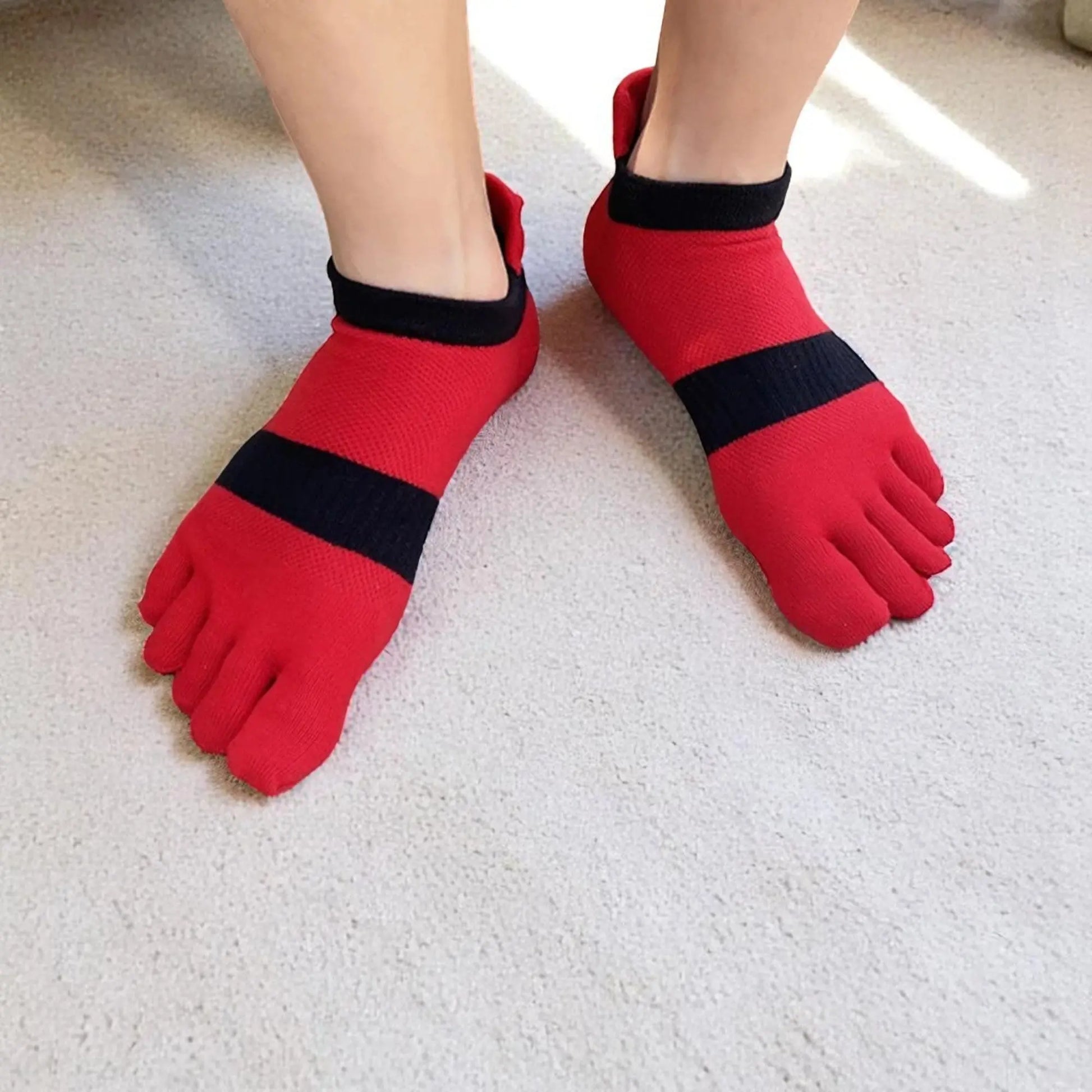 Chaussettes à doigts rouges et noires pour homme.