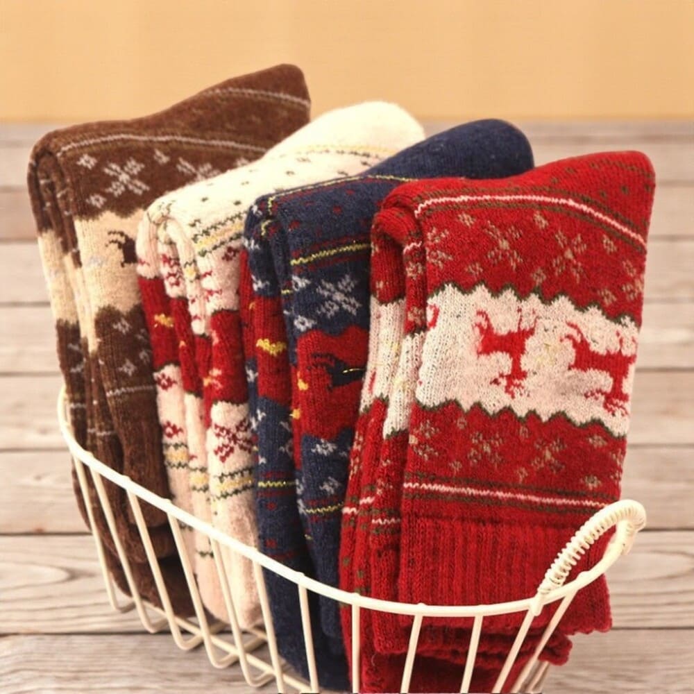 Chaussettes nordiques femme dans un panier blanc, couleurs hiver chaudes.