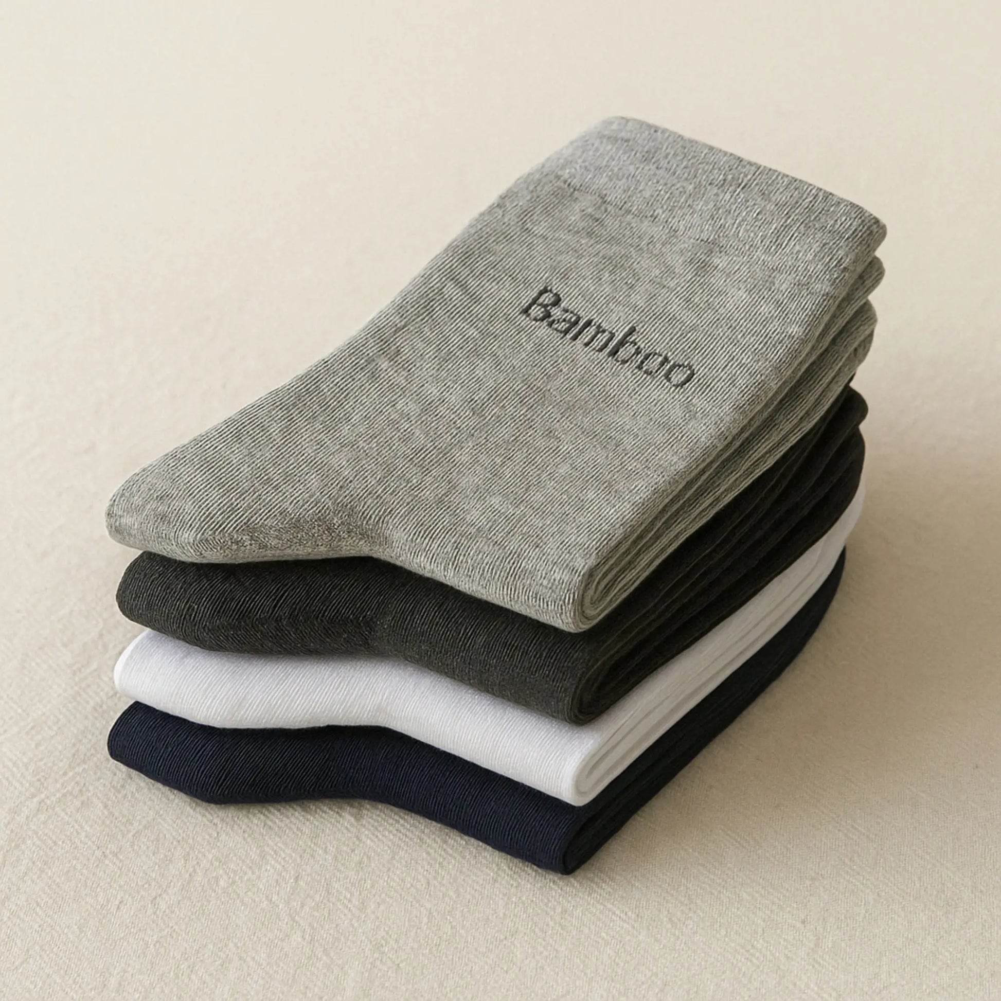 Lot de chaussettes pour homme en bambou, couleurs variées empilées.