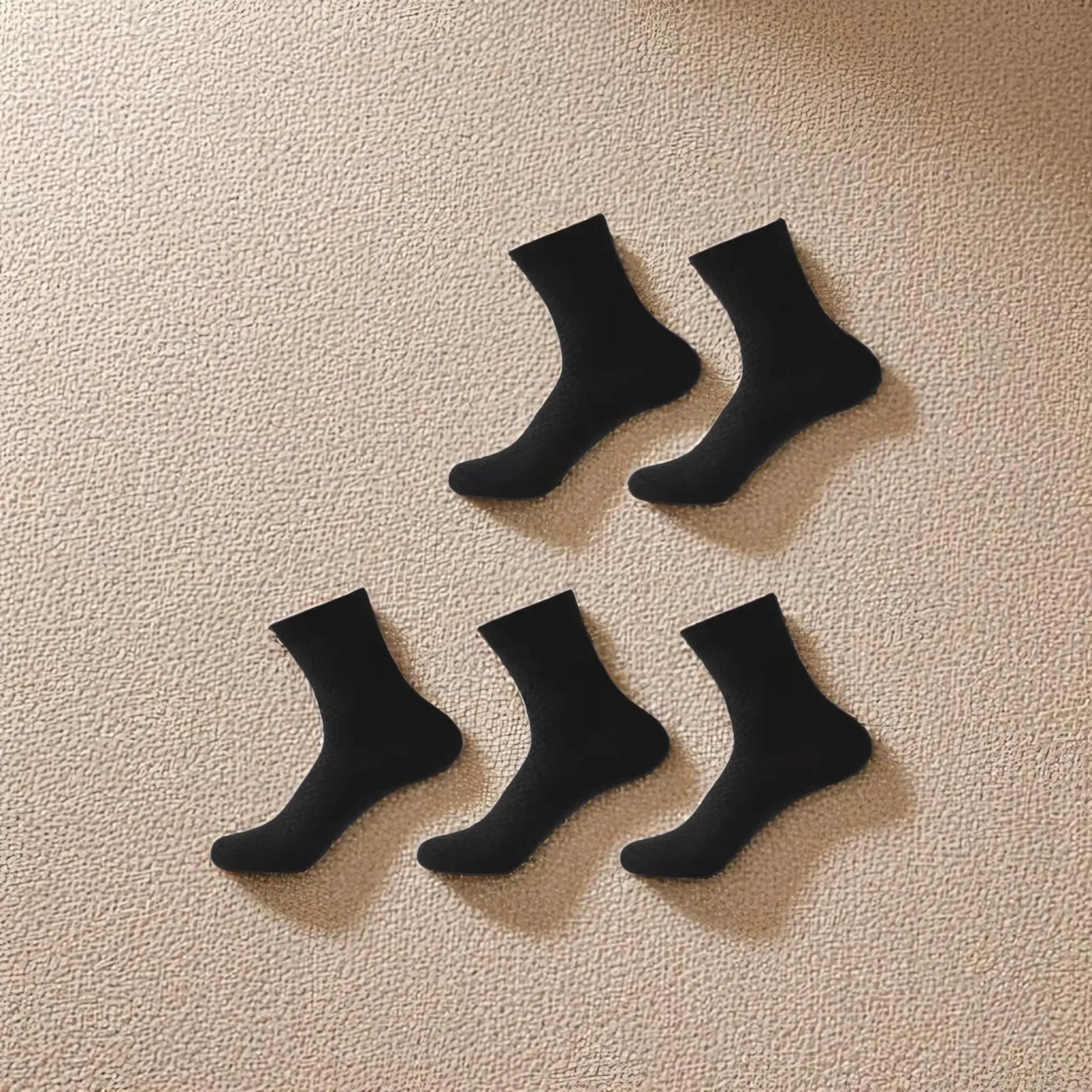 Lot de chaussettes en bambou noires avec motif discret et moderne.