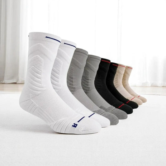 Lot de chaussettes hautes respirantes pour homme en plusieurs couleurs sur fond blanc.