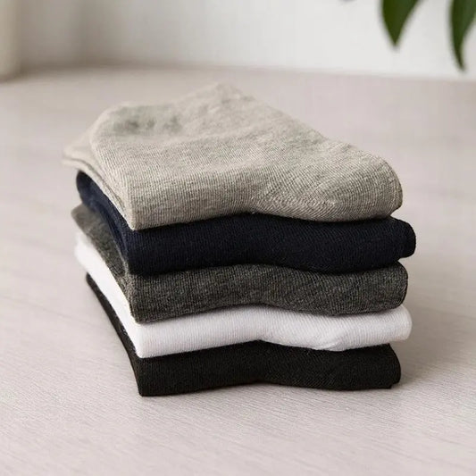 Pack de chaussettes neutres pliées en plusieurs tons, parfaites pour un usage quotidien discret.