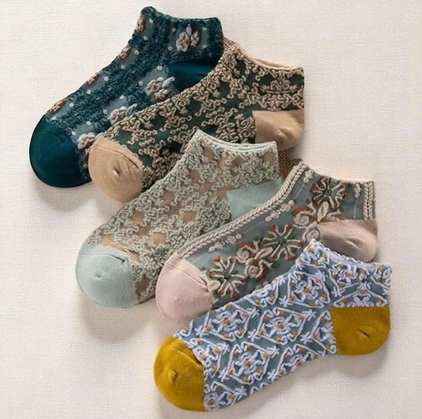 Lot de socquettes pour femme, motifs variés aux designs élégants.