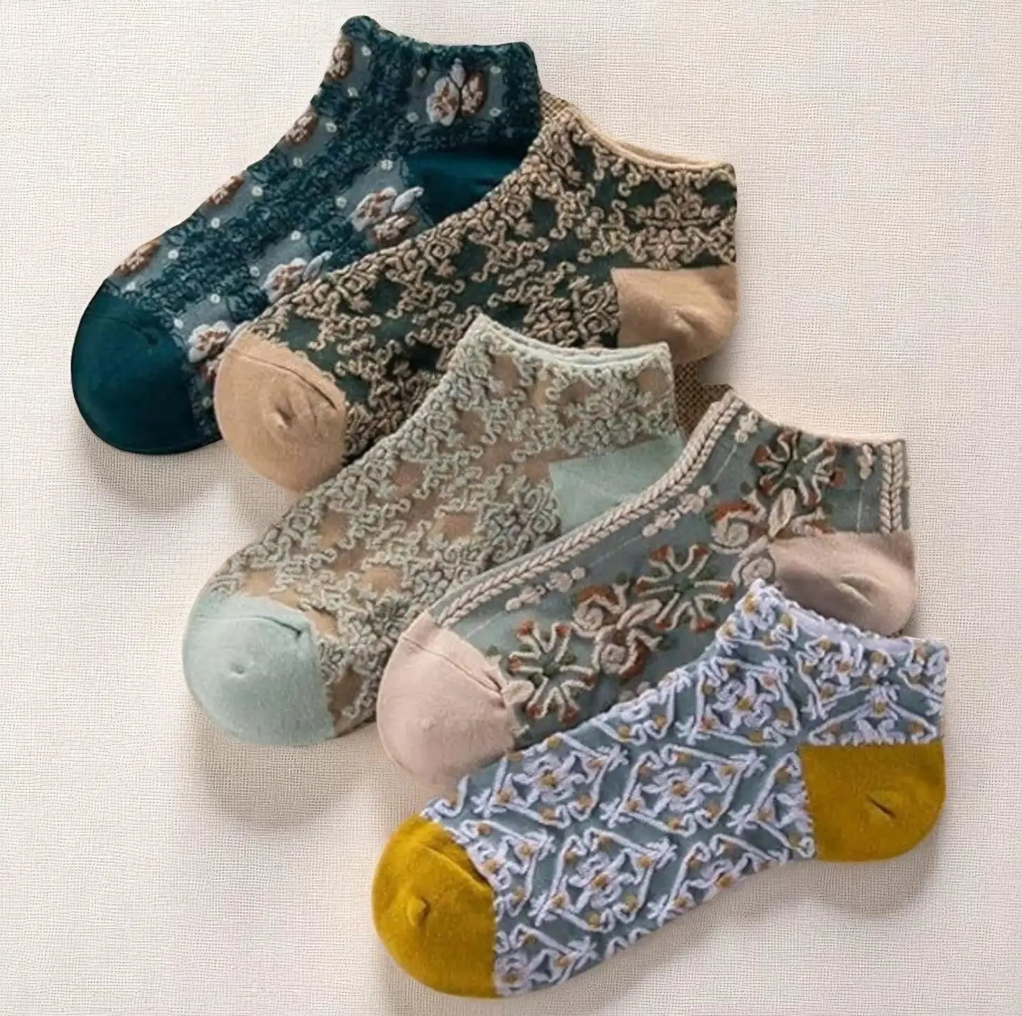 Lot de socquettes pour femme, motifs variés aux designs élégants.