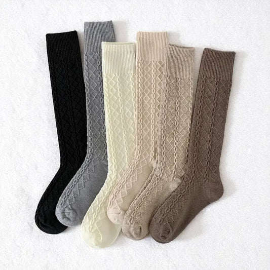 Lot de 6 chaussettes hautes texturées pour femme, tons neutres.