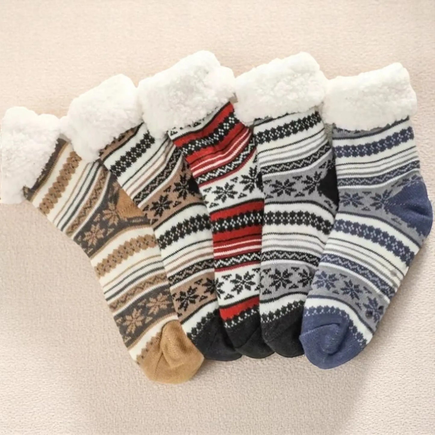 Lot de chaussettes chaudes pour homme avec des motifs nordiques variés et un intérieur en polaire.