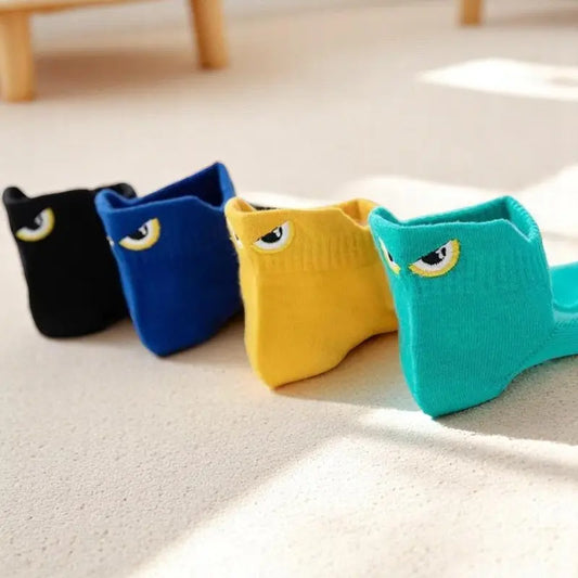 Quatre paires de socquettes homme avec broderies yeux.