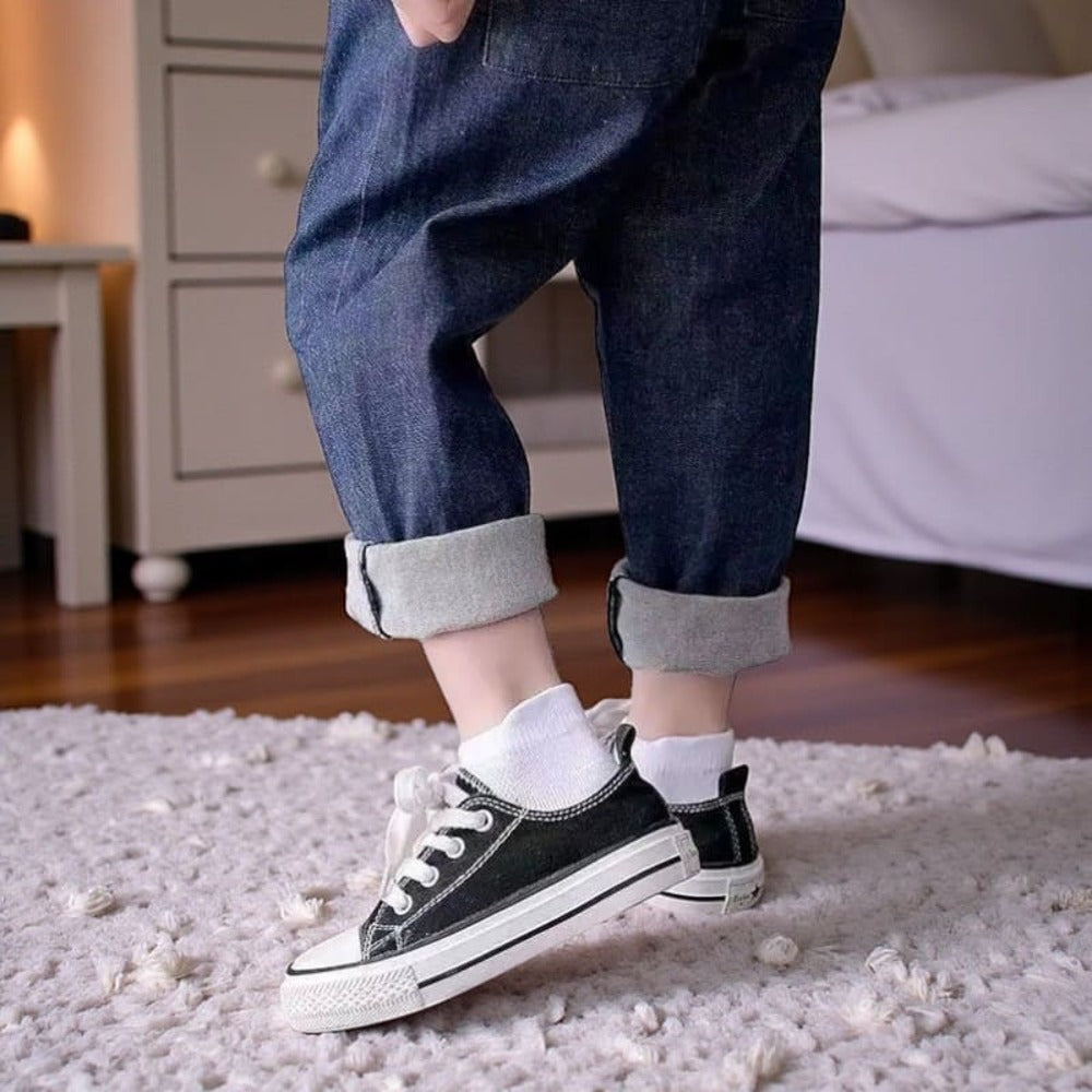 Socquette enfant blanche portée, confortable et légère pour un usage quotidien.