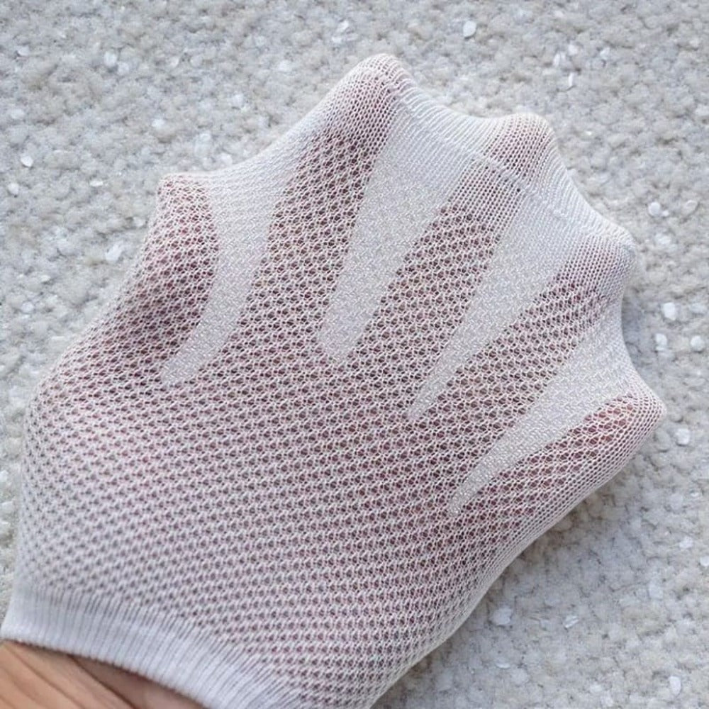 Détail de la maille respirante d’une socquette enfant fine et aérée.