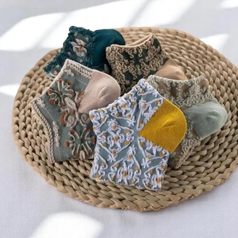 Socquettes femme élégantes à motifs baroques et couleurs raffinées.