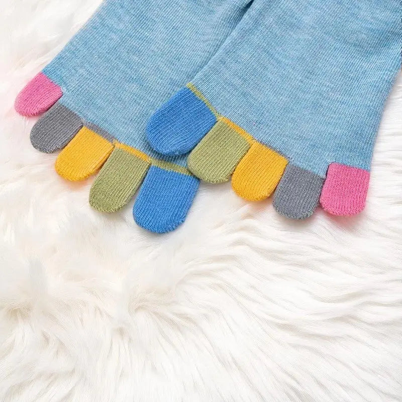 Détail des orteils multicolores sur chaussettes bleu clair.