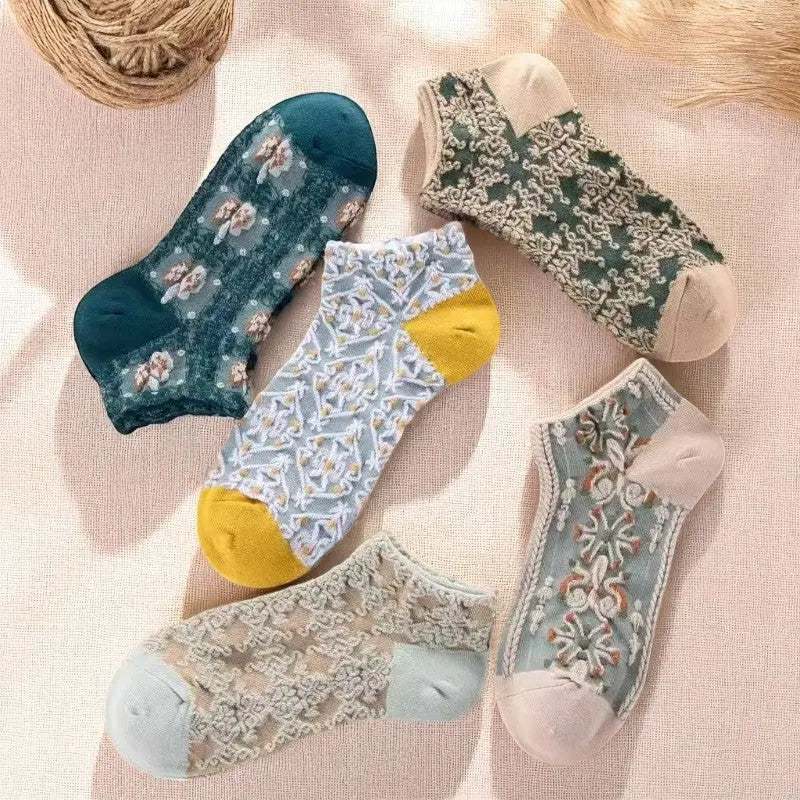 Ensemble de socquettes pastel pour femme avec motifs raffinés.